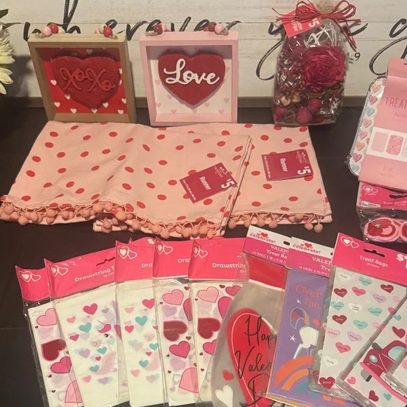 Valentine's Day Party Supplies Set - Picture 5 of 7